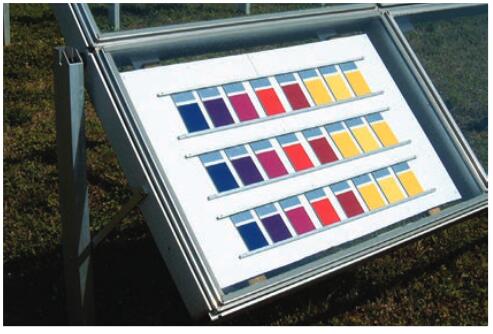 油墨試樣安裝在位于佛羅里達(dá)和亞利桑那曝曬場的ASTM G24帶玻璃框的曝曬架上。