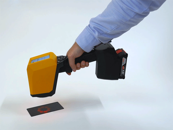 手持非接觸式膜厚分析儀輕松實時測量生產(chǎn)線上噴涂件膜厚，允許傾斜多角度測量