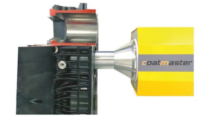 使用涂魔師測(cè)厚系統(tǒng)，并將其插入到氣缸孔中(上孔切開(kāi))