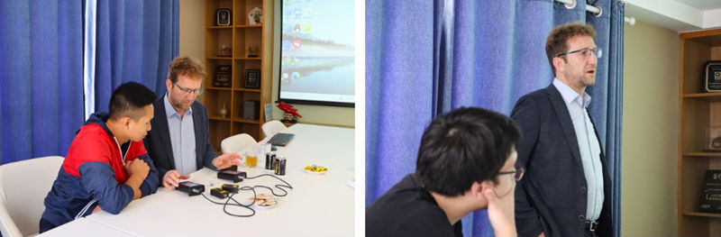 德國(guó)析塔SITA公司技術(shù)總監(jiān)Ralf與佛山翁開爾公司售后工程師進(jìn)行產(chǎn)品培訓(xùn)